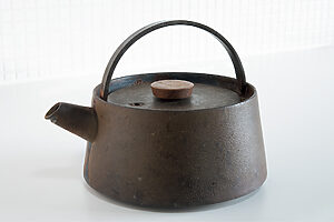 tetuの鉄瓶──底が広いため火が当たりやすい、南部鉄の鉄瓶。「注ぎ口の下に切り込みを入れ、湯切れをよくしています」。蓋を鉄瓶の縁にかけて乾かせるのも便利。W20.3×D16.5×H15cm、満水容量約1L、約2kg 4万4000円（池永鉄工 <a href="https://ikenaga-iw.jp/" target="_blank">https://ikenaga-iw.jp/</a>）