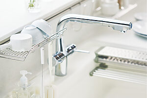 トクラス「Collagia」のハイバックカウンターは、立ち上がりのつなぎ目や段差がなく、また、専用ラックで調味料の“浮かせ置き”ができるので、手入れが楽。（トクラス TEL：053-485-1561）