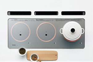 手前のスペースで作業ができる、横並びの3口IHコンロ「トリプルワイドIH」。鍋の柄を服などにひっかけてしまうリスクも減らせる。（パナソニック ハウジングソリューションズ TEL：0120-878-093）