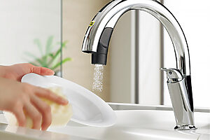 蛇口の下に洗い物を差し出すだけで吐水し、自動止水するハンズフリー機能に、水だけ吐水するエコセンサーなどを搭載したタッチレス水栓。ナビッシュH7 14万5000円（工事費別）（LIXIL TEL：0120-376-836）