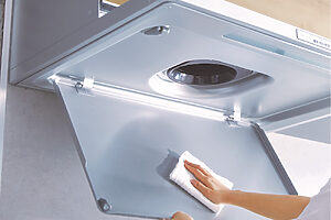 受け皿と整流板の手入れのみで、ファンは10年間手入れ不要。整流板もさっと拭ける。TOTOシステムキッチン「ザ・クラッソ」用レンジフード、ゼロフィルターフードeco（TOTO TEL：0120-03-1010）