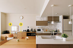 ❸やや幅を抑えた収納棚をリビング側へと伸ばす形で造作し、収納力もアップ。❹収納棚の横にはちょっとしたワークスペースも作ることができた