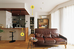 ❸LDKの一部を仕切り、小さいながらもパントリーを設置。❹立ち上がりのないTOTOのⅠ型キッチンの天板に合わせ、フラットカウンターを造作。リビングとキッチンに一体感が生まれた