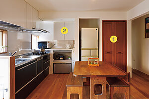 ❶シンプルな設計ながら、パントリーはしっかり確保。冷蔵庫の隣という位置も使いやすい。❷手持ちの食器を減らし、小さな戸棚にすべて収めた