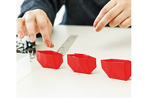 三坂さんが挑戦するのは、折り紙らしいシルエットがかわいい台形型のトートバッグ。1辺50cmの正方形の布を使う。生地は伸びのないものがおすすめ。マチ針の代わりにクリップを用意。最初に折り紙で作ってみると、構造が理解しやすい