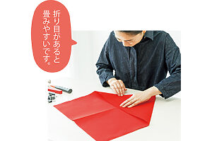 1. 布にしっかり折り目をつけて折る──布を四つ折りにして折り目をつけ、開いてまた別の折り目をつける。その後、三角形にして2辺をクリップで留める