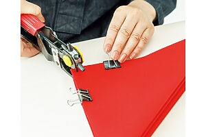 2. カシメを打って固定する