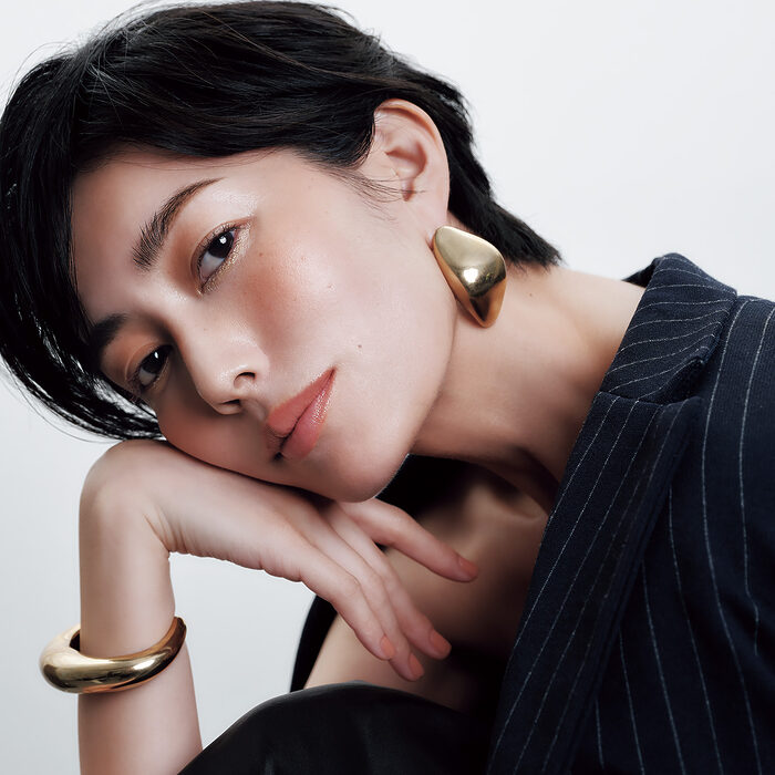 大人の肌にはチークが必要──レイナの「大人の簡単・きれい・メイク術」