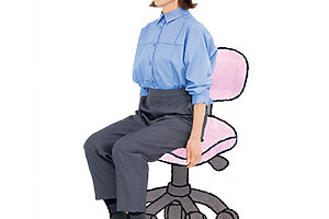 背筋を伸ばしてお腹に軽く力を入れ、椅子に浅く座る