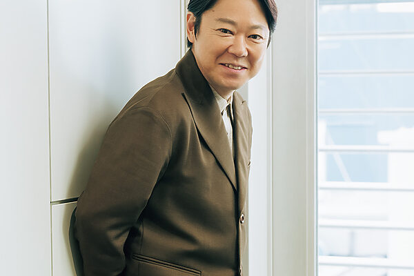 【俳優・阿部サダヲさんに聞いた】ロックに合わせ親バカを歌い上げる法廷劇!?──大パルコ人オカタイロックオペラ『雨の傍聴席、おんなは裸足…』