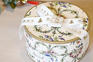 プレゼントボックスのような「ニナス オリジナル ロイヤル シークレット ガーデン・コレクションボックス」