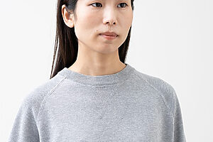 首元には「Vガゼット」と言われる、スウェットライクなデザインが