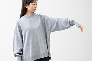 ほどよく身幅たっぷりで、体のラインを拾いにくいシルエットがありがたい！ ゆったりした袖も動きやすいポイント