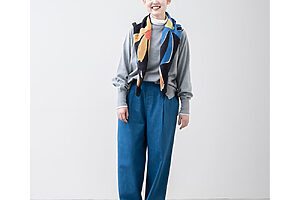 楽ですっきり 大人のワイドストレートパンツ (デニム)は、2色展開。こちらはカジュアルな装いにピッタリのブルー
