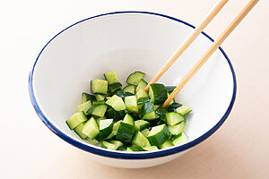 （1） 赤パプリカ、きゅうりは1cm角に切る。きゅうりをボウルに入れ、酢、塩少々（分量外）を振る。5〜10分ほど置いておく