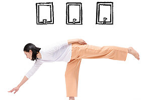 体から離れたところにペットボトルを置いて「片足バランスタッチ」