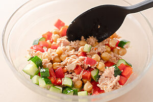 （3）2に、ひよこ豆、油を軽く切ったツナ、パプリカ、1のきゅうりを入れ、全体を混ぜる