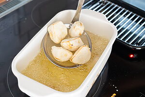 （4）170〜180℃の油で3〜4分、表面がカラッとするまで里芋を揚げる