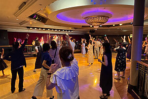 「クラブ2100」ではエンターテイメントスタッフと一緒にダンスタイム