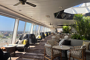 カフェラウンジ「パームコート」でいただきます。旅への期待が最高潮に