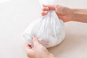 （3）水気を切り、キッチンペーパーで軽く押さえて表面の水分をしっかり取る。ポリ袋に入れ、片栗粉を加えて全体にまぶす