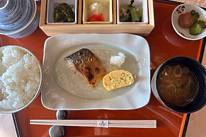 和朝食は日替わり。この日は金華鯖の塩焼きを中心としたメニュー