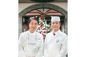 日髙シェフ（左）と「飛鳥Ⅱ」の総料理長