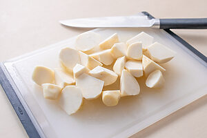 （1）里芋は皮をむき、一口大に切る