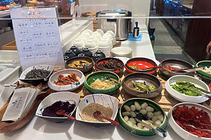 ビュッフェの朝粥コーナー。蒸し鶏、ザーサイ、塩昆布など好きな具を乗せて