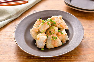 （6）揚げた里芋を器に盛り、たらこバターソースをかける。仕上げに青ねぎを散らす