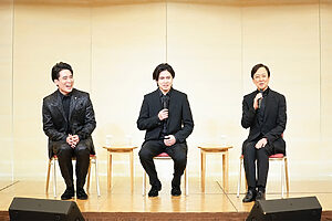 坂東玉三郎さんの新しい試み——コンサートの構成・演出、MCも。実力派兄弟デュオの歌声を、新橋演舞場で堪能