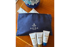 アメニティはポーチ入り。「飛鳥Ⅱ」のロゴが嬉しい