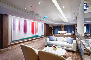 『飛鳥Ⅲ』のギャラリーカフェ。千住博さんの大きな作品も間近で