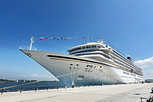 晴天に映える「飛鳥Ⅱ」の船体。客室数は436室、12階建て