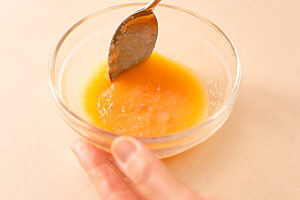 （5）耐熱皿にバターを入れ、電子レンジ（600W）で約10秒加熱し、やわらかくする。皮を除いたたらこの身を加えてよく混ぜ、たらこバターソースを作る