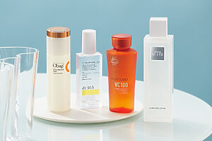 左から　オバジC／クリアアドバンスドローション　dr365／V.C. モイスト リニューイングローション　ドクターシーラボ／VCエッセンスローションEX　ザ・ギンザ／クラリファイングローション n 