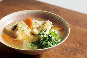 手羽先と根菜のにんにくスープ