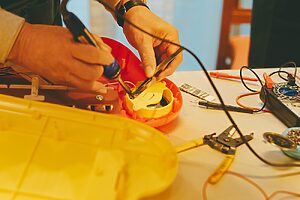 半田ごてを使ってケーブルをその場で圧着していきます