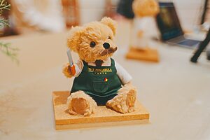 「おもちゃドクター」がモチーフのベア