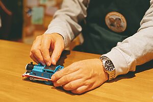 壊れたおもちゃに命を吹き込む──「ザ・ペニンシュラ東京 おもちゃ病院」が開院中