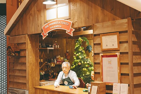 壊れたおもちゃに命を吹き込む──「ザ・ペニンシュラ東京 おもちゃ病院」が開院中