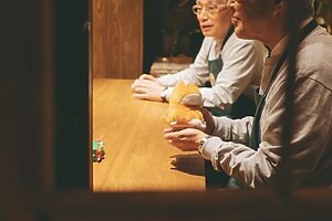 壊れたおもちゃに命を吹き込む──「ザ・ペニンシュラ東京 おもちゃ病院」が開院中