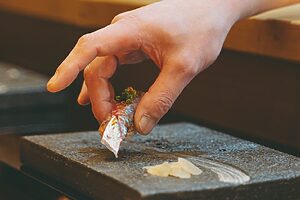 魚を知り尽くした職人が、さばきたての旬の味を一貫ずつ差し出してくれます