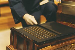 ところてん式に薬草を押し出し、一粒一粒を手のひらで丸めていく、根気のいる作業