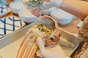 甲羅を開けると、今まで見たことないレベルにたっぷり詰まったカニ味噌がお目見え