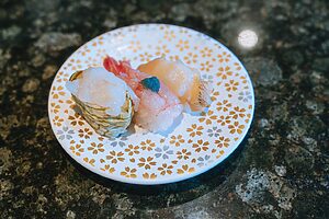 同じく富山湾でとれる白エビ軍艦、甘エビ、バイ貝。海苔の代わりに昆布を使うのが富山ならでは