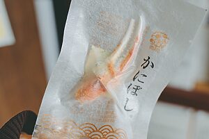 店内には、旅のお土産にもぴったりな富山湾名物・ベニズワイガニの加工品も豊富