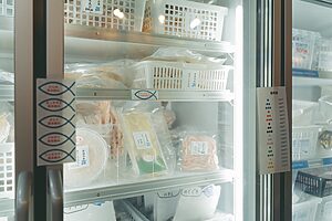 一番人気はほたるいか。白エビやのどぐろなど富山らしい魚が並ぶ