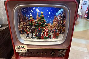 クリスマスソングとライトアップが楽しめるレトロなTVボックス