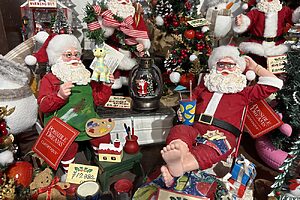 ポップな表情のサンタたち